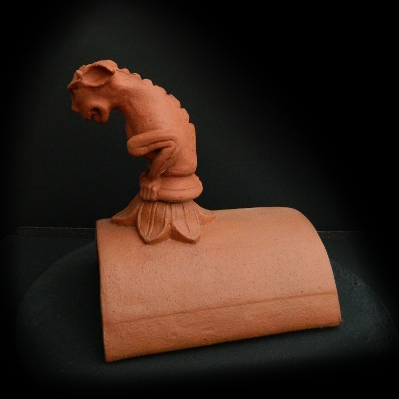 gargoyle_on_a_ridge_tile