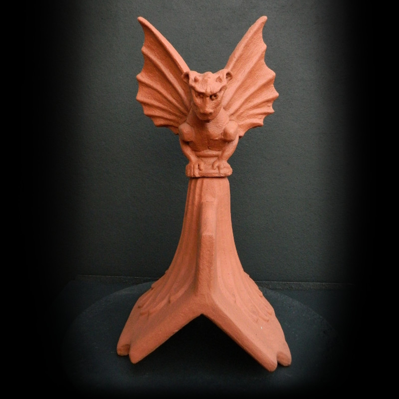 gargoyle_with_wings_on_angled_ridge